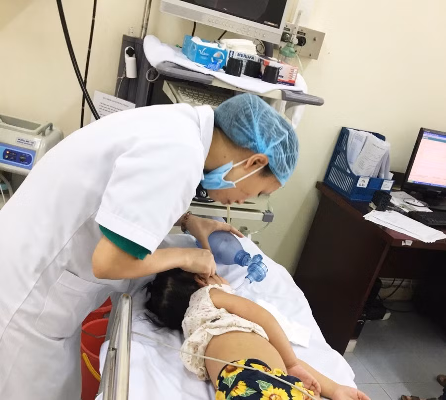 Bệnh nhi H được cấp cứu lấy dị vật đường thở.