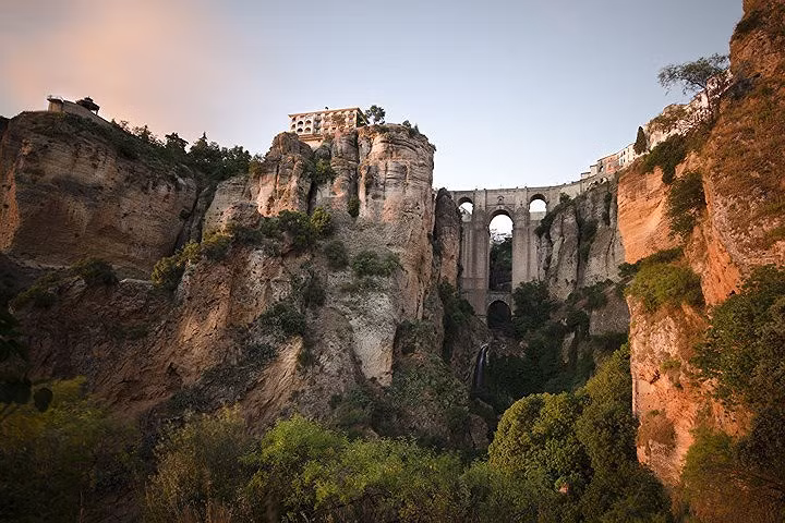 Ronda, Tây Ban Nha. Thành phố có những khu định cư cổ có niên đại từ thời kỳ đồ đá.