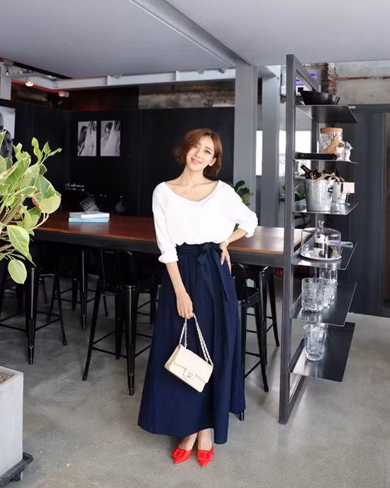 Những tông màu trầm ấm, phù hợp với tiết trời dịu mát thay thế cho các kiểu vải in hoa, in họa tiết rực rỡ ở mùa cũ.