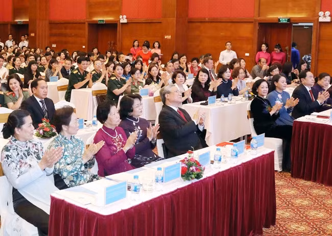 Lãnh đạo Đảng, Nhà nước và các đại biểu dự lễ trao giải. (Ảnh: Phương Hoa/TTXVN)