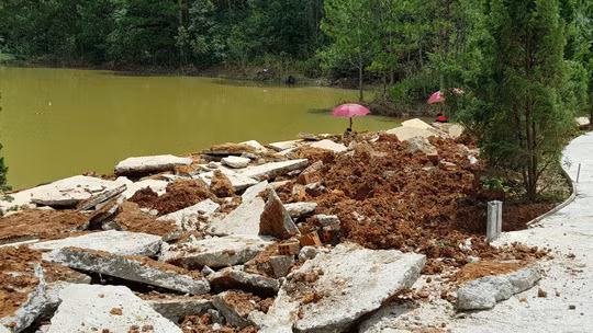 Một góc hồ Tuyền Lâm bị công trình xâm chiếm. Ảnh: Đình Thi