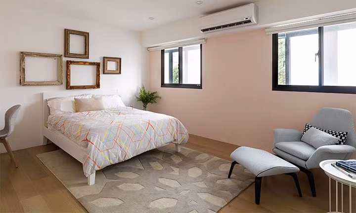 Phòng ngủ đơn giản, hạn chế tối đa sử dụng nội thất và đồ đạc trang trí, tường kết hợp giữa màu trắng và hồng phấn tạo cảm giác dễ chịu.