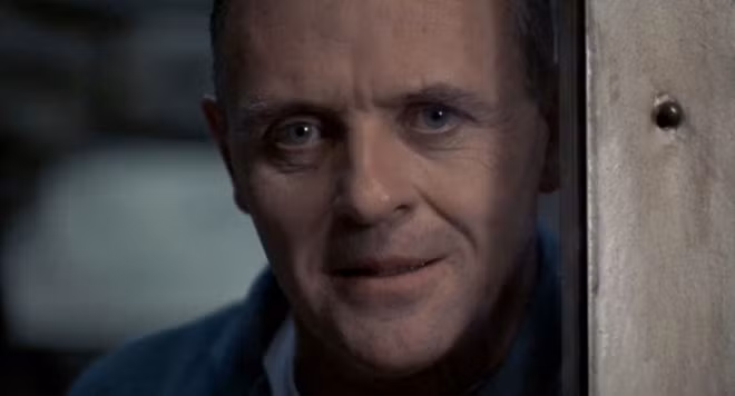 Athony Hopkins đoạt giải Oscar Nam diễn viên chính xuất sắc nhờ vai Hannibal Lecter trong bộ phim chuyển thể từ tiểu thuyết Sự im lặng của bầy cừu. Ảnh: Orion Pictures. 