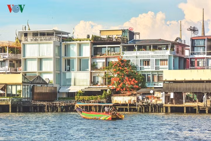 Nhưng ngay bên cạnh đó là những ngôi nhà ven sông đơn sơ, xưa cũ, những chiếc thuyền nhỏ gợi nhớ những làng nổi miền Tây Việt Nam.