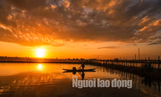  Bình minh đỏ rực trên phá Tam Giang