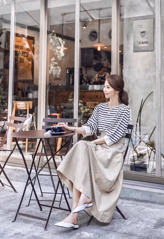  Chỉ cần sắm từ hai đến ba chiếc chân váy kaki màu đơn sắc, phái đẹp có thể thỏa sức phối đồ. Bởi đây là trang phục có thể mix cùng nhiều mẫu áo như sơ mi, áo thun dài tay, áo len mỏng và các kiểu blouse.