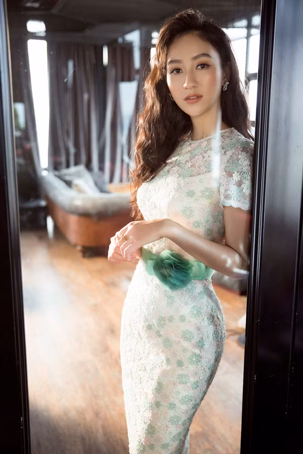 Sở hữu vóc dáng mảnh mai cùng gương mặt xinh đẹp, Hà Thu được Lê Thanh Hòa lựa chọn cho những kiểu đầm đa dạng, giúp tôn lên đôi chân dài và số đo chuẩn: 85-60-90.