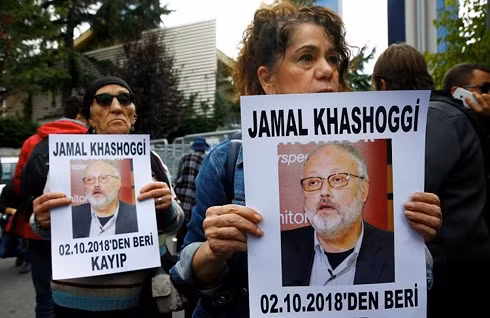 Những nhà hoạt động biểu tình bên ngoài Lãnh sự quán Saudi Arabia ở Istanbul, lên án vụ sát hại nhà báo Khashoggi. Ảnh: Reuters. Những nhà hoạt động biểu tình bên ngoài Lãnh sự quán Saudi Arabia ở Istanbul, lên án vụ sát hại nhà báo Khashoggi. Ảnh: Reuters.