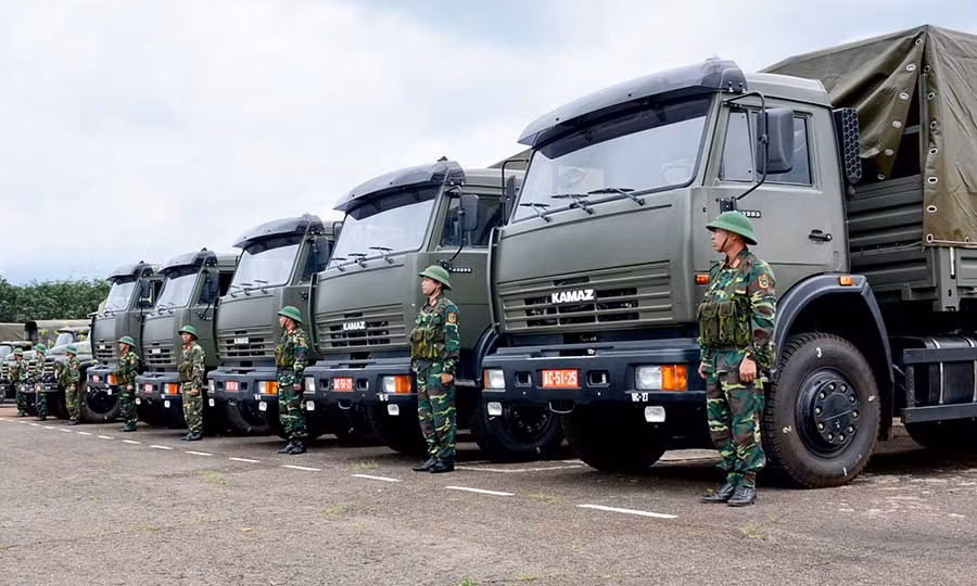  Tiểu đoàn Vận tải 827 báo động kiểm tra xe sẵn sàng chiến đấu. Ảnh: S.T