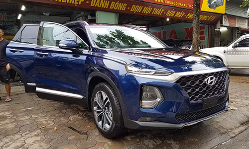 Santa Fe 2019 xuất hiện trên một con phố tại Hà Nội. Ảnh: Nguyễn Kiên.