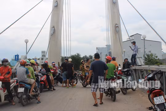 Nhiều người dân hiếu kỳ kéo đến xem lực lượng cứu hộ tìm kiếm thi thể nạn nhân Nhiều người dân hiếu kỳ kéo đến xem lực lượng cứu hộ tìm kiếm thi thể nạn nhân