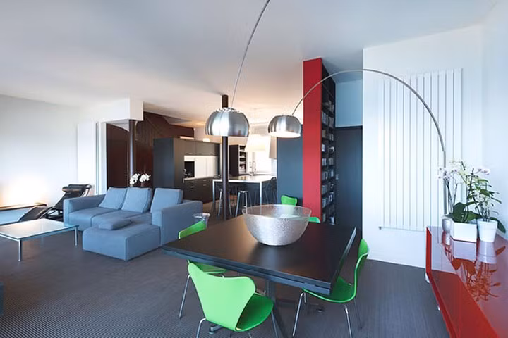 Kim loại sáng màu như chrome, nickel và inox đóng vai trò quan trọng.