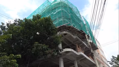 Công trình vừa đổ xong sán bê tông ở tầng cao nhất