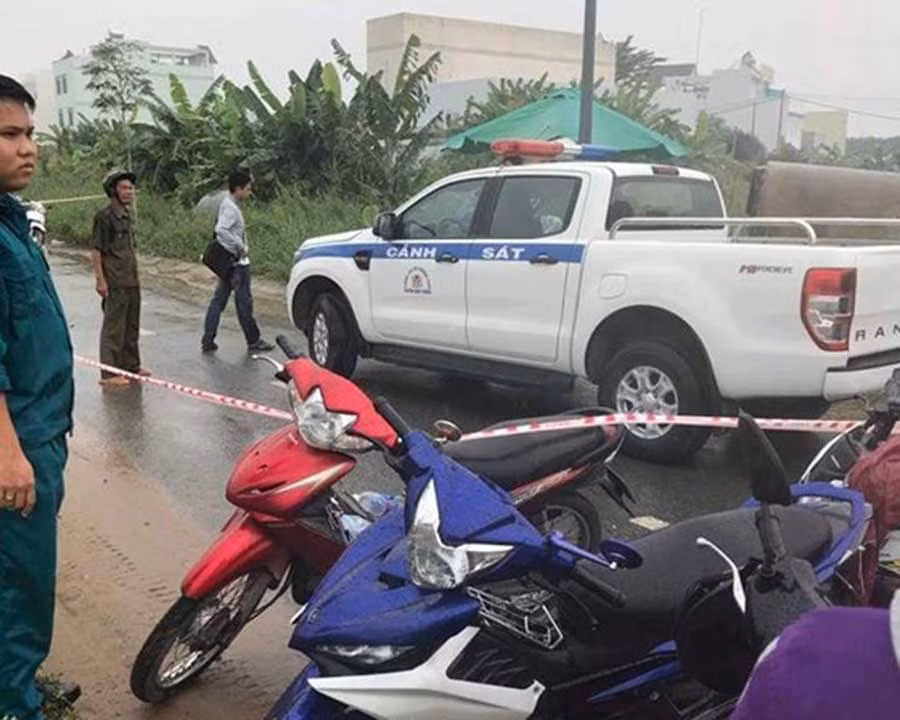 Công an phong toả khám nghiệm hiện trường. 