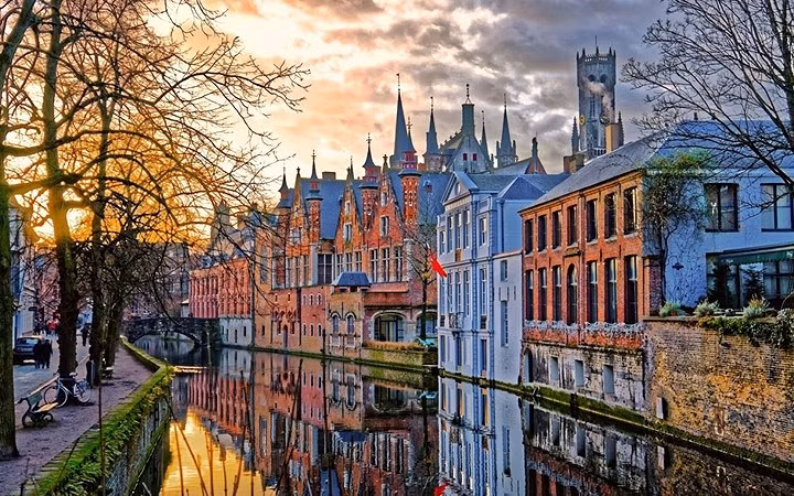 Những con kênh chạy khắp thành phố Bruges của Bỉ. Những con phố lát đá, những tòa nhà sơn màu sặc sỡ soi bóng xuống dòng kênh đã trở thành điểm thu hút du khách tới Bruges.