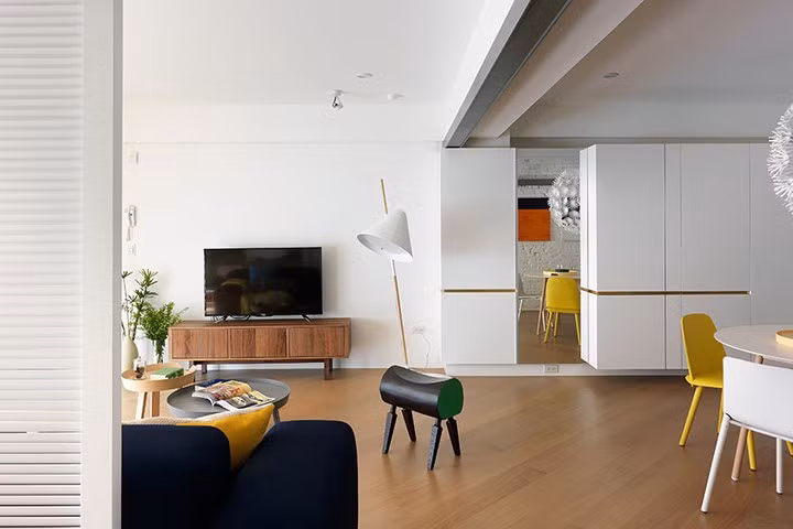 Đế để đèn độc đáo là sản phẩm mà nữ chủ nhân sưu tầm được khi đi du lịch.