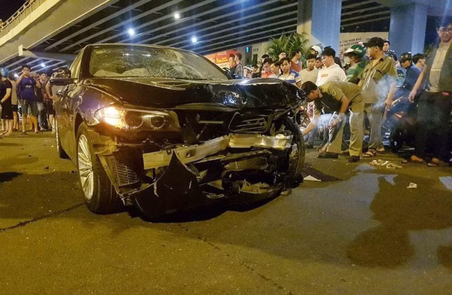  Chiếc xe sang hiệu BMW vỡ nát phần đầu. Ảnh: Văn Châu
