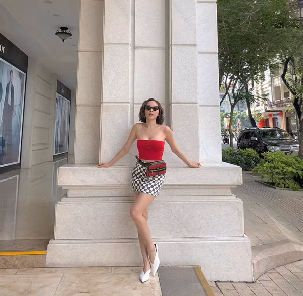  Thời gian qua, mặc dù bận rộn với nhiều dự án âm nhạc và vai trò huấn luyện viên của chương trình truyền hình thực tế, Tóc Tiên vẫn không quên chăm chút cho street style.
