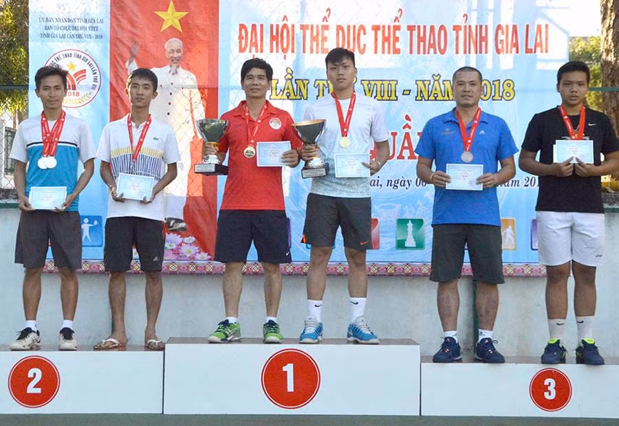 Các VĐV quần vợt thi đấu tại Đại hội Thể dục Thể thao toàn tỉnh năm 2018. Ảnh: Hồng Thủy