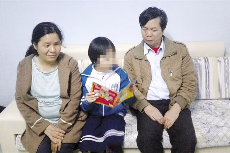 Gia đình anh Trực quây quần bên nhau sau bữa cơm tối.