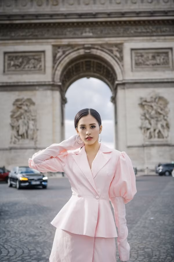 Bộ trang phục có gam màu hồng nhẹ nhàng nhưng vẫn tôn nét cuốn hút cho người đẹp nhờ chi tiết tay phồng. Bộ trang phục có gam màu hồng nhẹ nhàng nhưng vẫn tôn nét cuốn hút cho người đẹp nhờ chi tiết tay phồng.