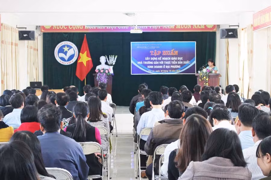 250 giáo viên tham gia khai mạc lớp tập huấn tại Trường Mầm non và phổ thông Sao Việt. Ảnh: N.G