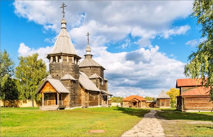  Thành phố Suzdal tọa lạc bên dòng sông Kamenka êm đềm, một nhánh của sông Nerli, Suzdal là một trong các thành phố Vành đai vàng của nước Nga. Suzdal nhỏ nhắn, yên ả với những hàng cây xanh mướt vào mùa hè. Đặc biệt, xe ngựa vẫn là phương tiện di chuyển phổ biến ở thành phố ngàn năm tuổi này. (Ảnh: Nostalgia)