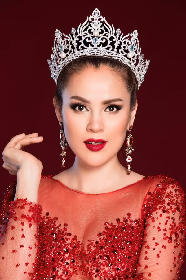  Từ khi trở thành Hoa hậu, đây là một trong số rất ít lần Phương Lê chụp ảnh với vương miện. Cô luôn cất kỹ món đồ đặc biệt này để đánh dấu kỷ niệm đáng nhớ trong đời.