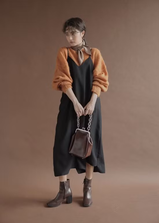 Đứng sau sắc vàng nổi bật là tông nâu - gam màu tạo cảm giác ấm áp và luôn được yêu thích khi gió mùa về. Đứng sau sắc vàng nổi bật là tông nâu - gam màu tạo cảm giác ấm áp và luôn được yêu thích khi gió mùa về.