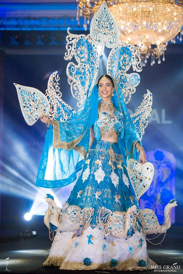  Ở đêm thi trang phục dân tộc, Meenakshi Chaudhary là một trong những thí sinh được cổ vũ nhiệt tình nhất . Người đẹp Ấn Độ được nhận xét đẹp như nữ thần khi xuất hiện với bộ cánh đẹp mắt, ấn tượng.