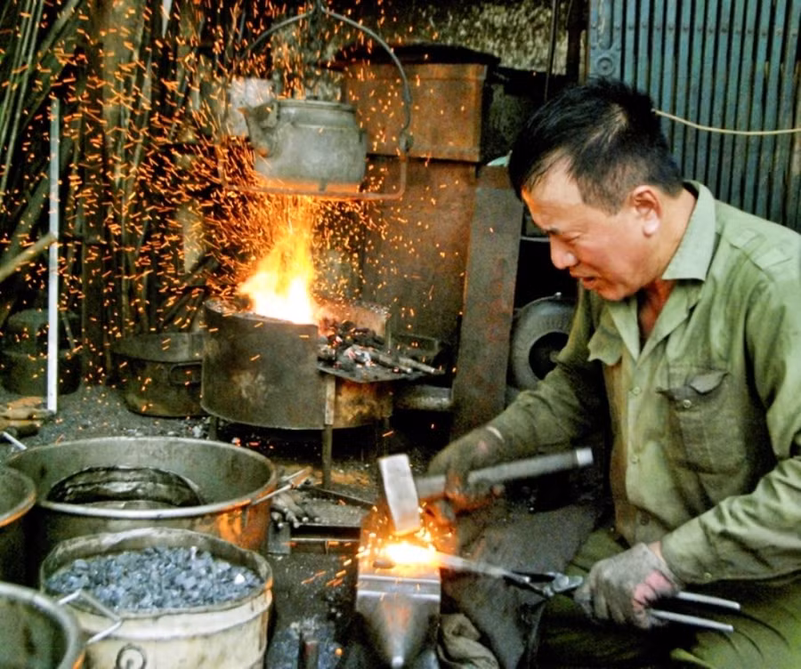  'Nghệ nhân Nguyễn Phương Hùng (phố Lò Rèn) giữ lửa nghề.' (Ảnh: Đặng Linh)