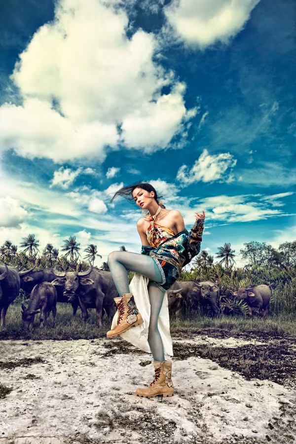 Trước không gian vùng quê thanh bình, cô thoả sức diễn xuất. Chiếc yếm quấn từ khăn được cô mix cùng quần ngắn, áo bomber trễ nải. Boots cá tính thêu hoạ tiết giúp cho set đồ càng thêm ấn tượng. 