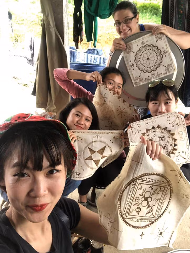  Sản phẩm đầu tay của du khách khi tham gia làm nghề thêu với bà con.
