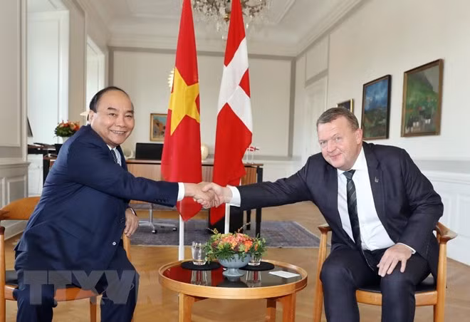 Thủ tướng Nguyễn Xuân Phúc và Thủ tướng Đan Mạch Lars Løkke Rasmussen chụp ảnh chung trước khi hội đàm. (Ảnh: Thống Nhất/TTXVN)
