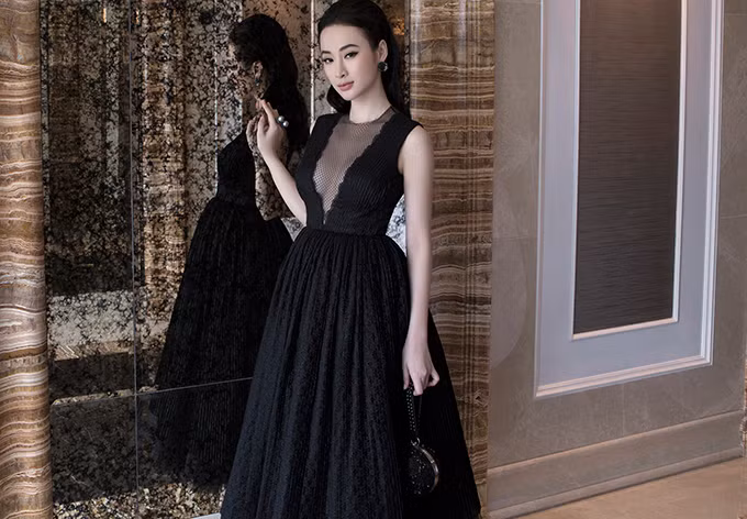  Công Trí sử dụng voan và lưới với cách xếp tùng váy nhiều lớp cầu kỳ, tạo độ phồng tự nhiên cho chân váy mà vẫn uyển chuyển theo từng bước chân của người mặc.
