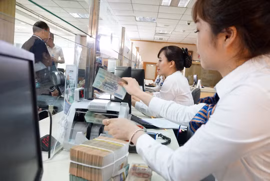 Lãi suất huy động tiếp tục nhích lên ở một số ngân hàng. Ảnh: NLĐ