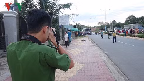 Công an khám nghiệm hiện trường.