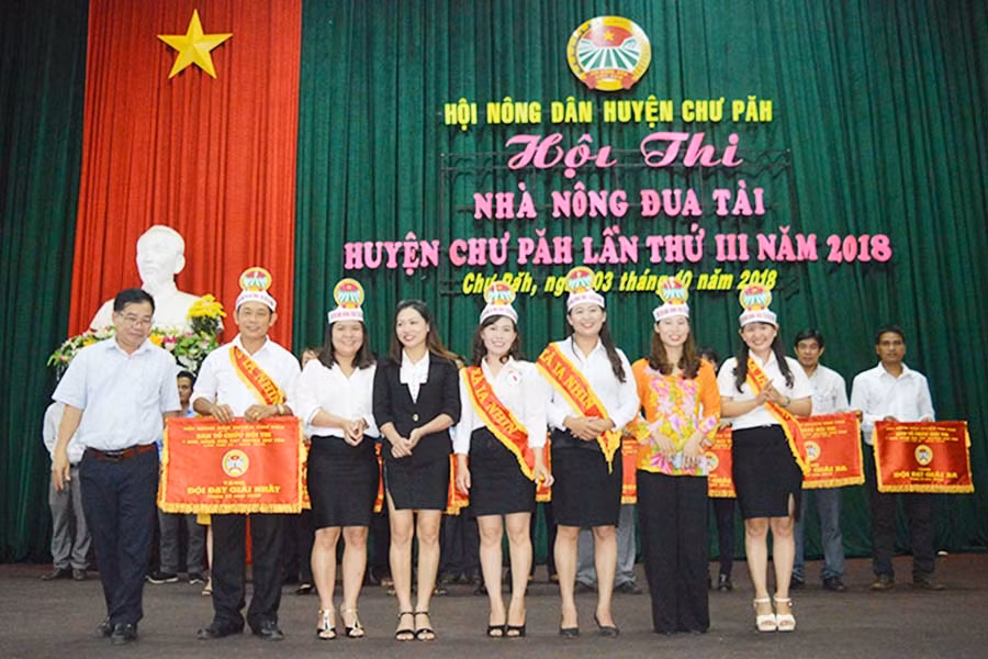 Ban tổ chức trao giải nhất cho đội xã Ia Nhin. Ảnh: Đ.Y