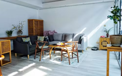 Không gian phòng khách tạo cảm giác gần gũi, ấm cúng nhờ bộ ghế sofa kết hợp bàn ghế gỗ. Những chậu cây nhỏ xinh tạo thành điểm nhấn tinh tế cho ngôi nhà. Không gian phòng khách tạo cảm giác gần gũi, ấm cúng nhờ bộ ghế sofa kết hợp bàn ghế gỗ. Những chậu cây nhỏ xinh tạo thành điểm nhấn tinh tế cho ngôi nhà.