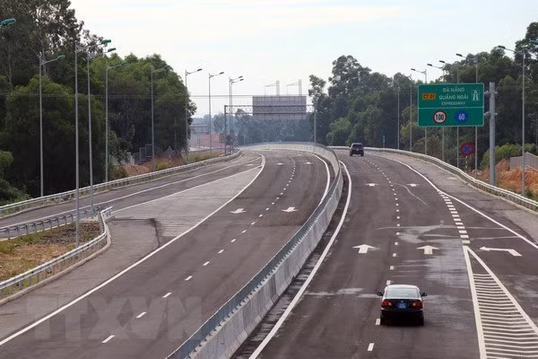 Các phương tiện lưu thông trên cao tốc Đà Nẵng-Quảng Ngãi. (Ảnh: Trần Tĩnh/TTXVN)