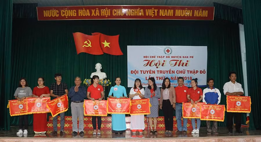 Trao cờ lưu niệm cho các đội có thành tích xuất sắc. Ảnh: Ngọc Minh