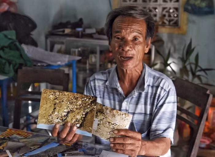 Ông Phạm Tấn Lực (ngụ huyện Bình Sơn) chụp lại hình ảnh mỏ đất không đảm bảo tiêu chuẩn nhưng nhà thầu Giang Tô (Trung Quốc) dùng chôn lấp thi công tuyến cao tốc. Ảnh: Quảng Đà.