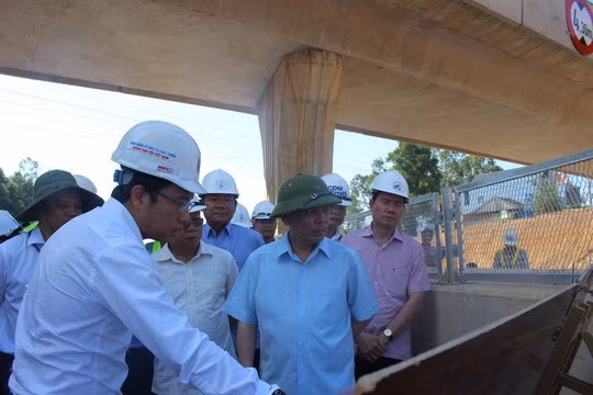 Ông Nguyễn Tiến Thành (ngoài cùng bên trái) bị tố cáo có nhiều vi phạm