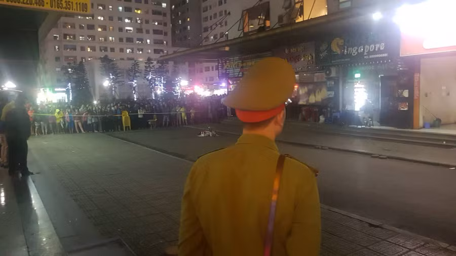 Hiện trường vụ bé sơ sinh rơi từ chung cư Linh Đàm vào tối 18/10. Ảnh: K.Trung