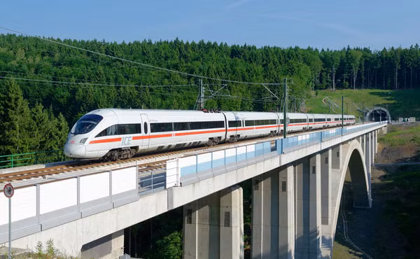 Tàu tốc độ cao chạy từ Berlin đến Munich (Đức)
