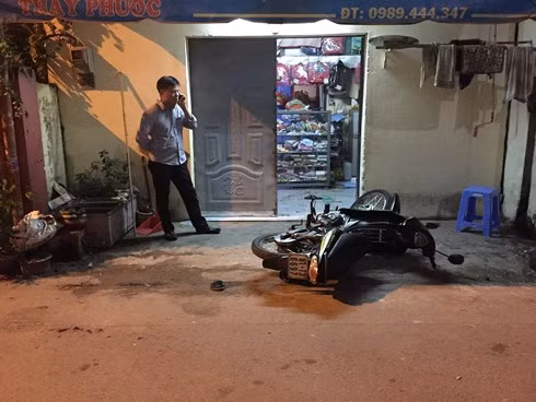Một thầy giáo dạy tiểu học bị đâm chất vì nhắc nhở hàng xóm nhậu và hát karaoke gây ồn ào.