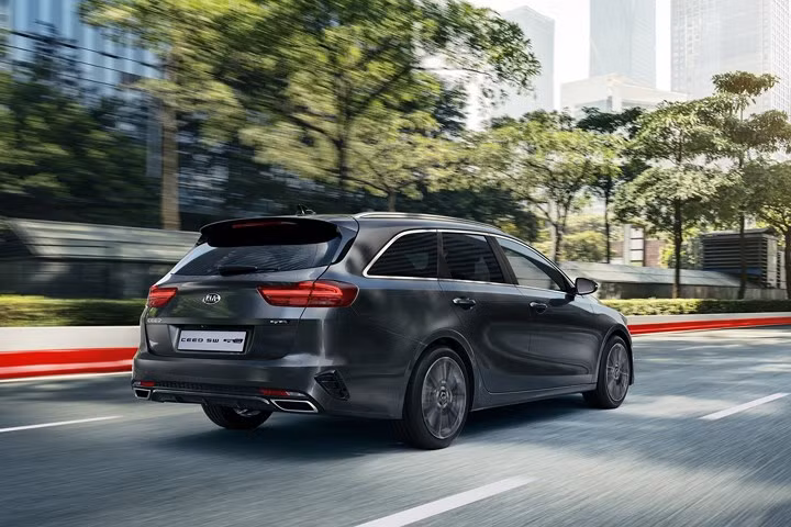Về ngoại thất, Ceed GT-Line có thiết kế rất giống với mô hình GT nhưng với cản trước và sau mới, tích cực hơn, bộ lưới tản nhiệt khác với viền mạ crom màu bạc bóng, cũng như bộ la-zăng lớn hơn có kích thước từ 17 - 19 inch.