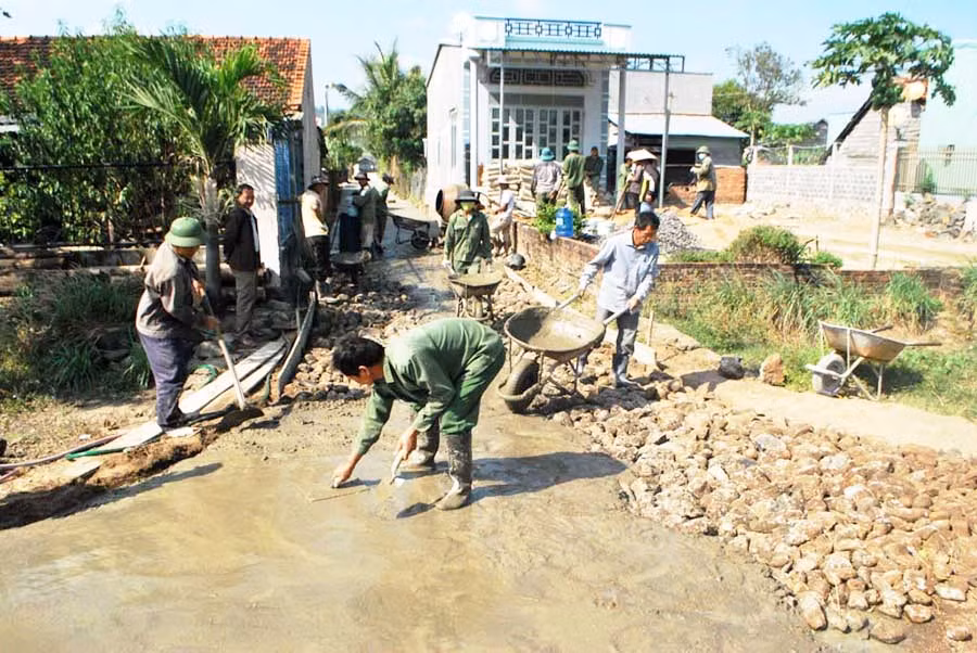  Cấp ủy chi bộ thôn Thanh Sơn (xã Ayun Hạ) lãnh đạo đảng viên, nhân dân làm đường bê tông nông thôn. Ảnh: Đ.P