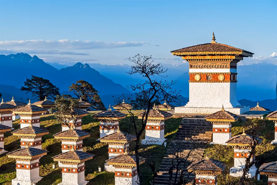 Bhutan: Nếu ở nhiều quốc gia, người dân bị áp lực mua nhà đẹp, xe sang, thì con người tại Bhutan lại hài lòng và hạnh phúc với những gì mình có. Họ ít chú trọng đến vật chất, nhưng lại tận hưởng cuộc sống và thiên nhiên xung quanh nhiều hơn. Phần lớn người dân đều theo đạo Phật và ăn chay, luôn tin vào luật nhân quả nên sống nhân ái, làm những việc tốt cho người khác.
