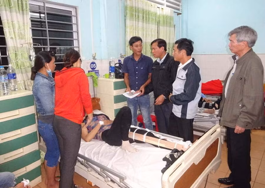 Ban an toàn giao thông tỉnh đến thăm và động viên gia đình nạn nhân. Ảnh: Hà Phương